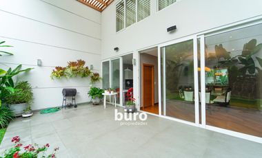 HERMOSA CASA EN ALQUILER CON JARDIN FRENTE AL PARQUE ROSEVELT EN SAN ISIDRO