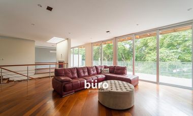 HERMOSA CASA EN ALQUILER CON JARDIN FRENTE AL PARQUE ROSEVELT EN SAN ISIDRO