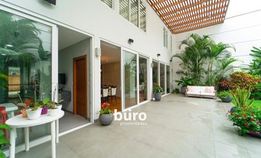 HERMOSA CASA EN ALQUILER CON JARDIN FRENTE AL PARQUE ROSEVELT EN SAN ISIDRO