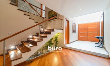 HERMOSA CASA EN ALQUILER CON JARDIN FRENTE AL PARQUE ROSEVELT EN SAN ISIDRO