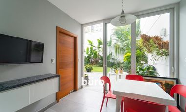 HERMOSA CASA EN ALQUILER CON JARDIN FRENTE AL PARQUE ROSEVELT EN SAN ISIDRO