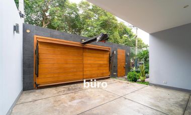 HERMOSA CASA EN ALQUILER CON JARDIN FRENTE AL PARQUE ROSEVELT EN SAN ISIDRO
