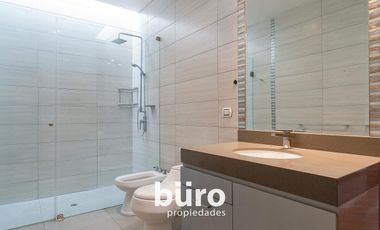 HERMOSA CASA EN ALQUILER A PASOS DASSO FRENTE AL PARQUE ROOSEVELT EN SAN ISIDRO