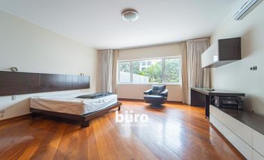HERMOSA CASA EN ALQUILER CON JARDIN FRENTE AL PARQUE ROSEVELT EN SAN ISIDRO