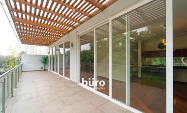 HERMOSA CASA EN ALQUILER CON JARDIN FRENTE AL PARQUE ROSEVELT EN SAN ISIDRO