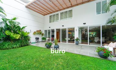 HERMOSA CASA EN ALQUILER CON JARDIN FRENTE AL PARQUE ROSEVELT EN SAN ISIDRO