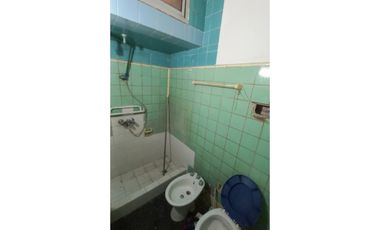 Venta en Block! Local y vivienda. Zona comercial. Cel.223542----