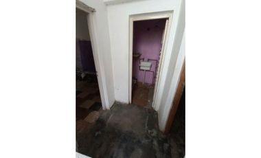 Venta en Block! Local y vivienda. Zona comercial. Cel.223542----