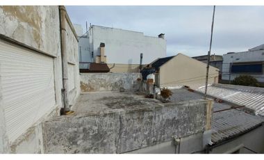 Venta en Block! Local y vivienda. Zona comercial. Cel.223542----