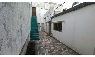 Venta en Block! Local y vivienda. Zona comercial. Cel.223542----