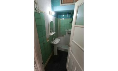 Venta en Block! Local y vivienda. Zona comercial. Cel.223542----
