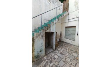 Venta en Block! Local y vivienda. Zona comercial. Cel.223542----