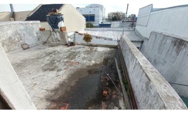 Venta en Block! Local y vivienda. Zona comercial. Cel.223542----