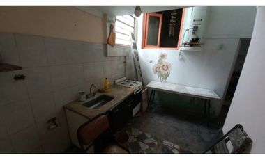 Venta en Block! Local y vivienda. Zona comercial. Cel.223542----