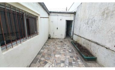 Venta en Block! Local y vivienda. Zona comercial. Cel.223542----