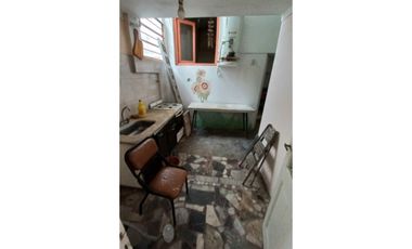 Venta en Block! Local y vivienda. Zona comercial. Cel.223542----