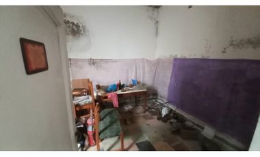 Venta en Block! Local y vivienda. Zona comercial. Cel.223542----