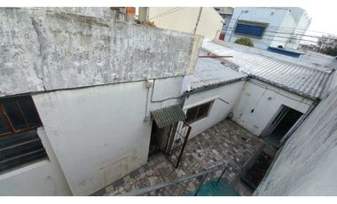 Venta en Block! Local y vivienda. Zona comercial. Cel.223542----