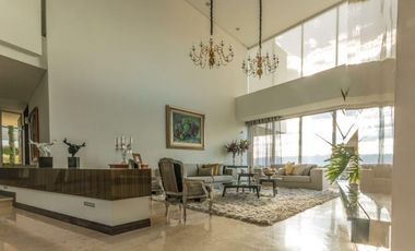 Venta de moderna casa domotizada, full acabados. El Poblado