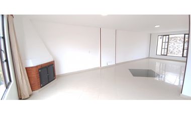 CASA EN VENTA EN COTA – 4 HABITACIONES, ZONA BBQ Y SEGURIDAD 24/7