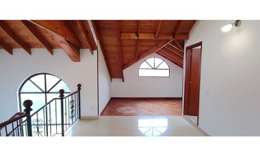 CASA EN VENTA EN COTA – 4 HABITACIONES, ZONA BBQ Y SEGURIDAD 24/7