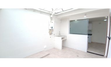 CASA EN VENTA EN COTA – 4 HABITACIONES, ZONA BBQ Y SEGURIDAD 24/7