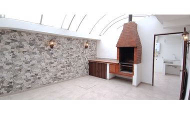 CASA EN VENTA EN COTA – 4 HABITACIONES, ZONA BBQ Y SEGURIDAD 24/7