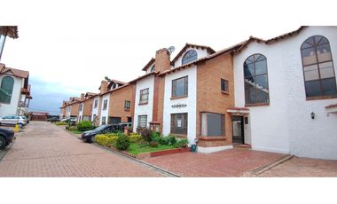CASA EN VENTA EN COTA – 4 HABITACIONES, ZONA BBQ Y SEGURIDAD 24/7
