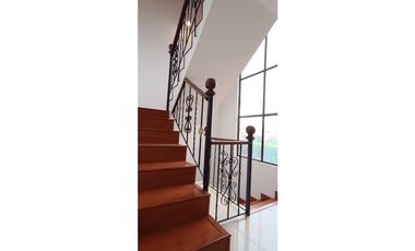 CASA EN VENTA EN COTA – 4 HABITACIONES, ZONA BBQ Y SEGURIDAD 24/7