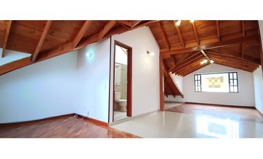 CASA EN VENTA EN COTA – 4 HABITACIONES, ZONA BBQ Y SEGURIDAD 24/7
