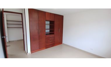 CASA EN VENTA EN COTA – 4 HABITACIONES, ZONA BBQ Y SEGURIDAD 24/7