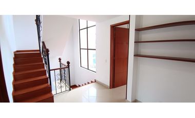 CASA EN VENTA EN COTA – 4 HABITACIONES, ZONA BBQ Y SEGURIDAD 24/7