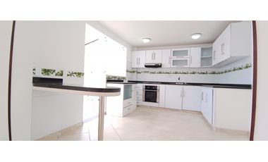 CASA EN VENTA EN COTA – 4 HABITACIONES, ZONA BBQ Y SEGURIDAD 24/7