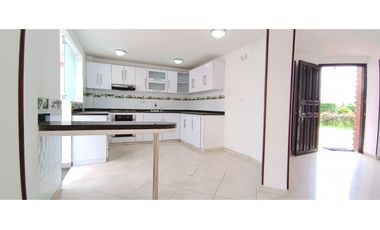 CASA EN VENTA EN COTA – 4 HABITACIONES, ZONA BBQ Y SEGURIDAD 24/7