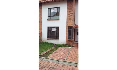 CASA EN VENTA EN COTA – 4 HABITACIONES, ZONA BBQ Y SEGURIDAD 24/7