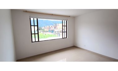 CASA EN VENTA EN COTA – 4 HABITACIONES, ZONA BBQ Y SEGURIDAD 24/7