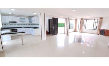CASA EN VENTA EN COTA – 4 HABITACIONES, ZONA BBQ Y SEGURIDAD 24/7