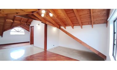 CASA EN VENTA EN COTA – 4 HABITACIONES, ZONA BBQ Y SEGURIDAD 24/7