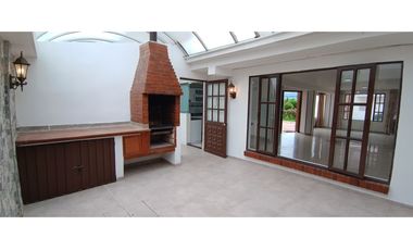 CASA EN VENTA EN COTA – 4 HABITACIONES, ZONA BBQ Y SEGURIDAD 24/7