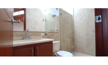 CASA EN VENTA EN COTA – 4 HABITACIONES, ZONA BBQ Y SEGURIDAD 24/7