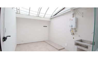 CASA EN VENTA EN COTA – 4 HABITACIONES, ZONA BBQ Y SEGURIDAD 24/7
