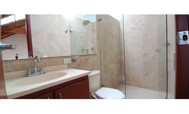 CASA EN VENTA EN COTA – 4 HABITACIONES, ZONA BBQ Y SEGURIDAD 24/7