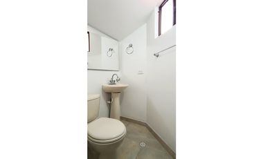 CASA EN VENTA EN COTA – 4 HABITACIONES, ZONA BBQ Y SEGURIDAD 24/7