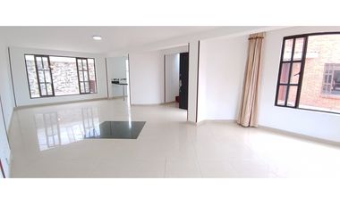 CASA EN VENTA EN COTA – 4 HABITACIONES, ZONA BBQ Y SEGURIDAD 24/7