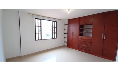 CASA EN VENTA EN COTA – 4 HABITACIONES, ZONA BBQ Y SEGURIDAD 24/7