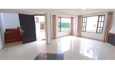 CASA EN VENTA EN COTA – 4 HABITACIONES, ZONA BBQ Y SEGURIDAD 24/7