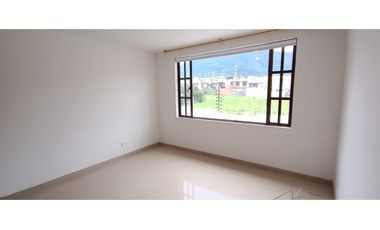 CASA EN VENTA EN COTA – 4 HABITACIONES, ZONA BBQ Y SEGURIDAD 24/7