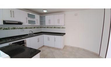 CASA EN VENTA EN COTA – 4 HABITACIONES, ZONA BBQ Y SEGURIDAD 24/7