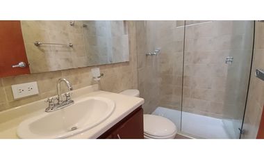 CASA EN VENTA EN COTA – 4 HABITACIONES, ZONA BBQ Y SEGURIDAD 24/7