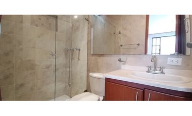 CASA EN VENTA EN COTA – 4 HABITACIONES, ZONA BBQ Y SEGURIDAD 24/7